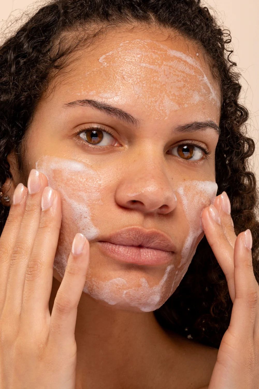 Mousse detergente illuminante